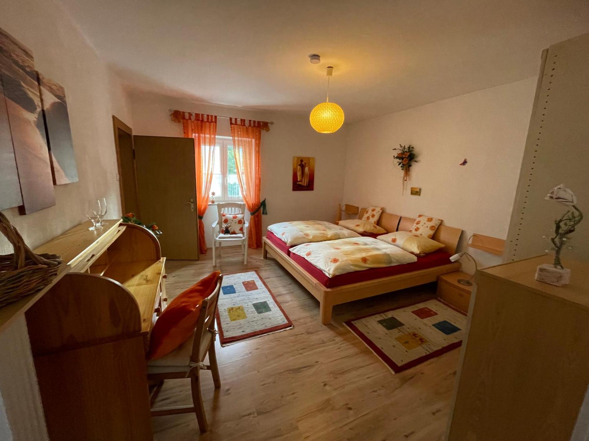 Schoene Ferienwohnung In Bahnhofsnaehe Fuer Urlaub, Studium Oder Arbeit Deggendorf Esterno foto