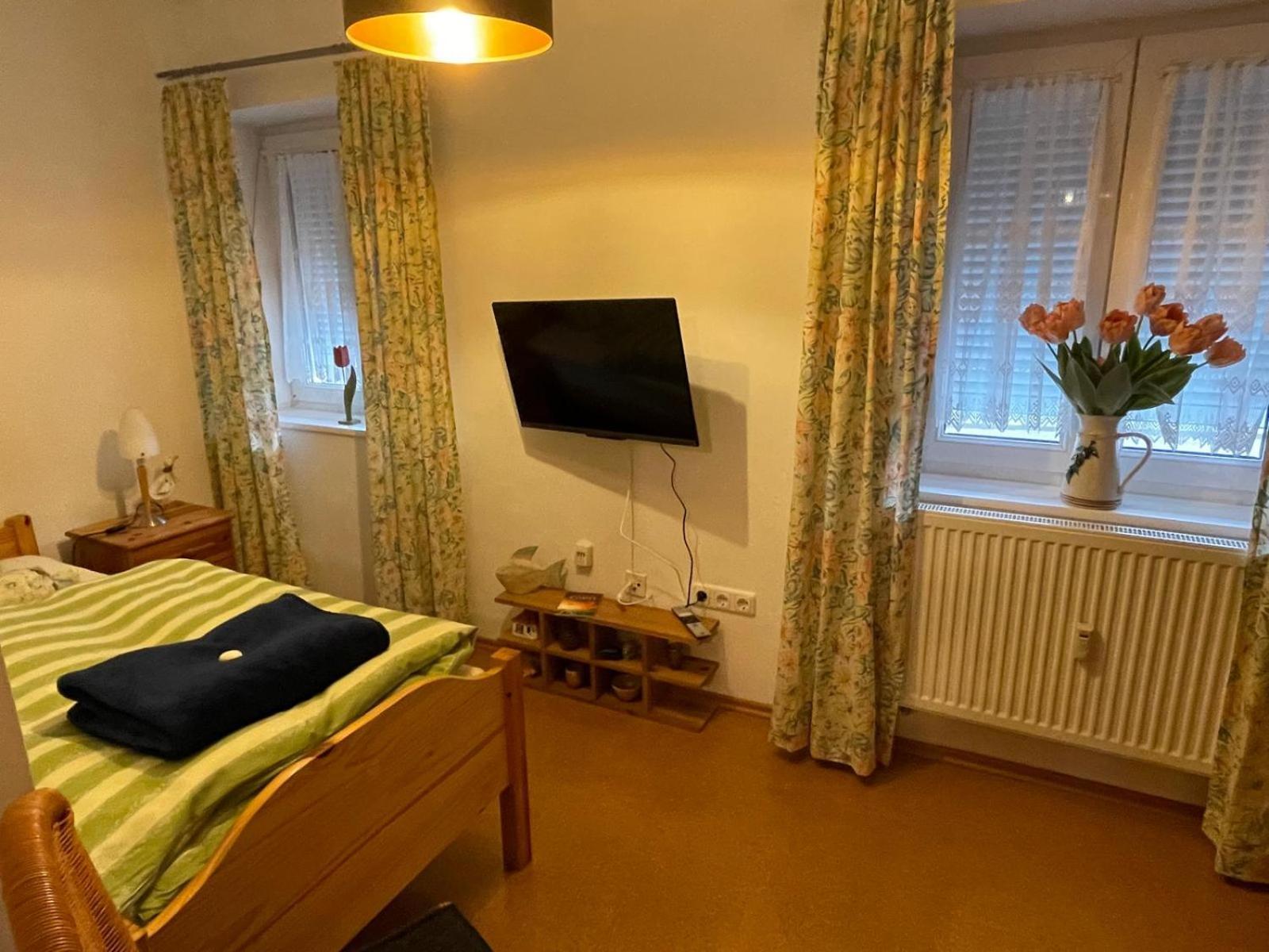 Schoene Ferienwohnung In Bahnhofsnaehe Fuer Urlaub, Studium Oder Arbeit Deggendorf Esterno foto