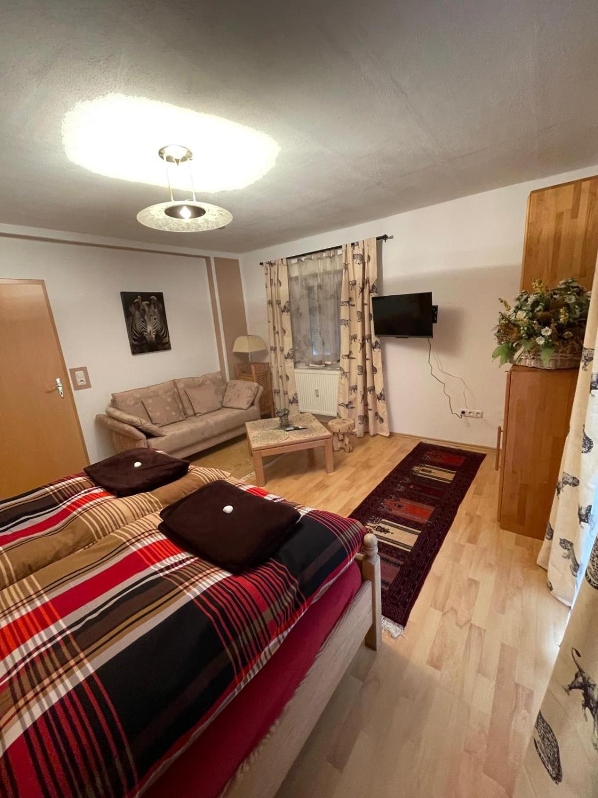 Schoene Ferienwohnung In Bahnhofsnaehe Fuer Urlaub, Studium Oder Arbeit Deggendorf Esterno foto