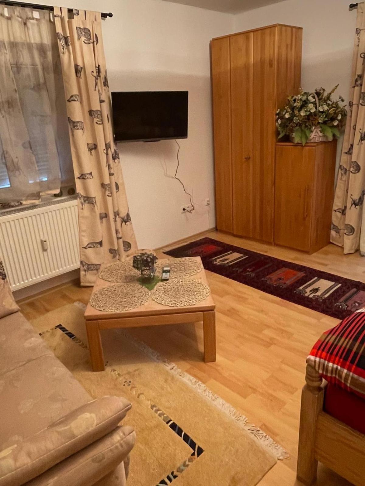 Schoene Ferienwohnung In Bahnhofsnaehe Fuer Urlaub, Studium Oder Arbeit Deggendorf Esterno foto