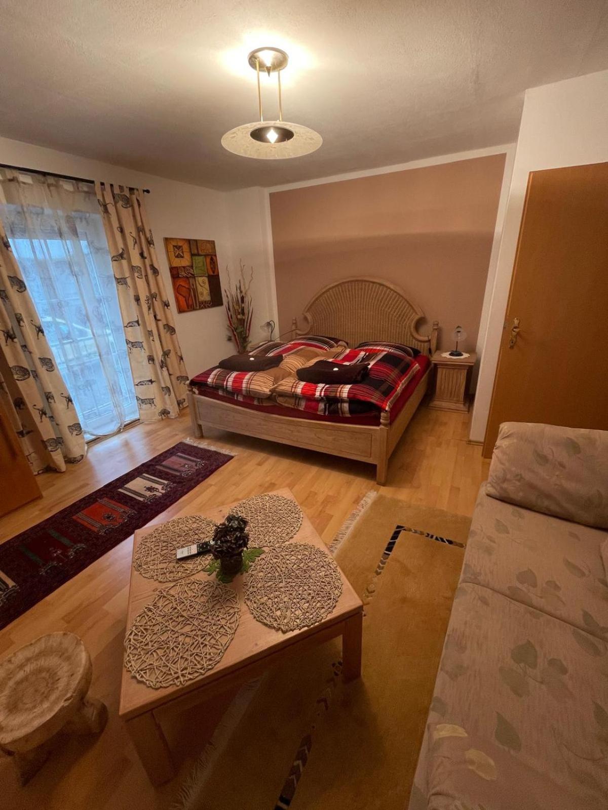 Schoene Ferienwohnung In Bahnhofsnaehe Fuer Urlaub, Studium Oder Arbeit Deggendorf Esterno foto