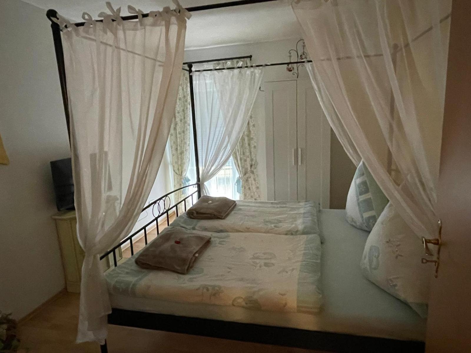 Schoene Ferienwohnung In Bahnhofsnaehe Fuer Urlaub, Studium Oder Arbeit Deggendorf Esterno foto