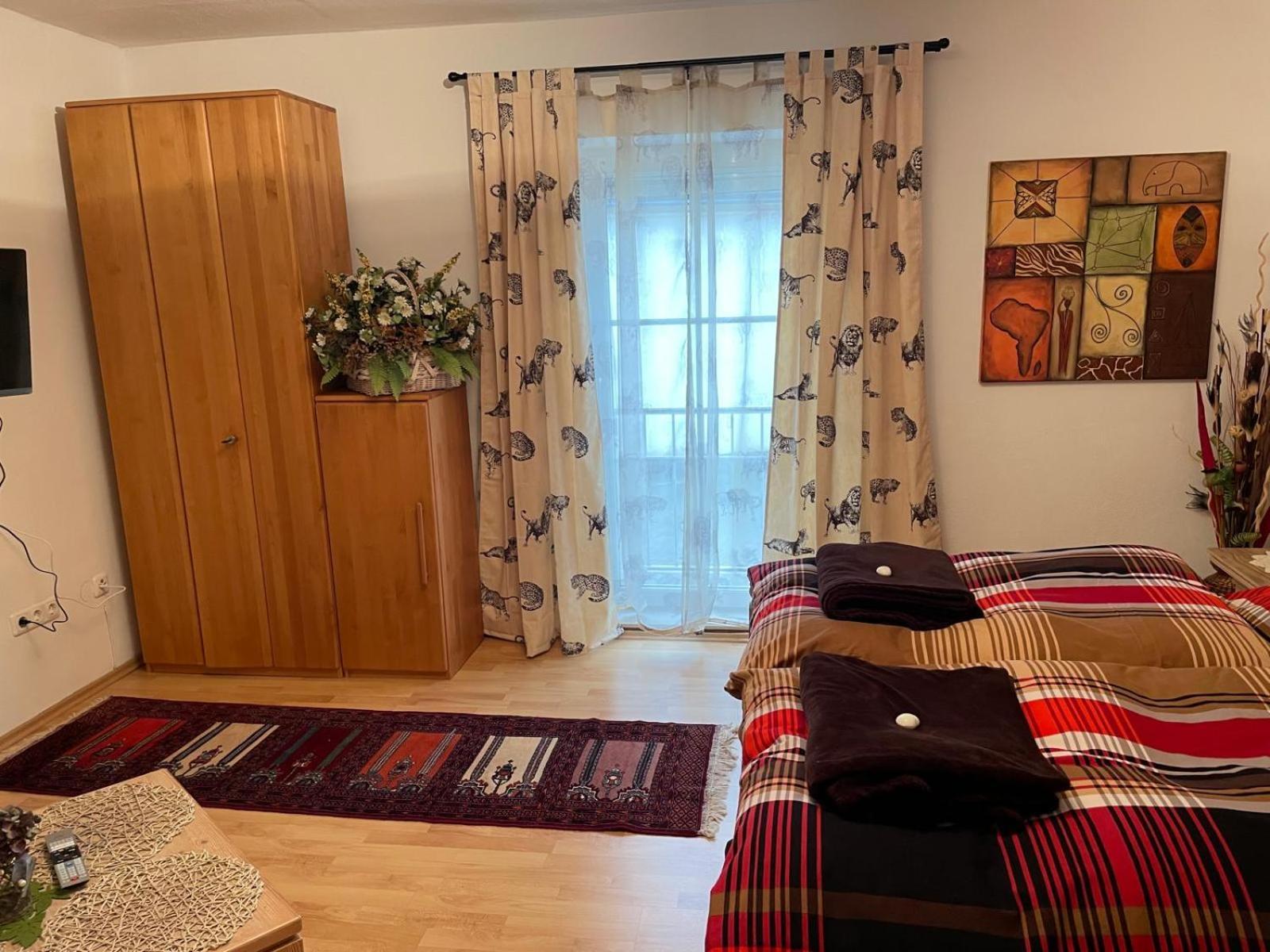 Schoene Ferienwohnung In Bahnhofsnaehe Fuer Urlaub, Studium Oder Arbeit Deggendorf Esterno foto