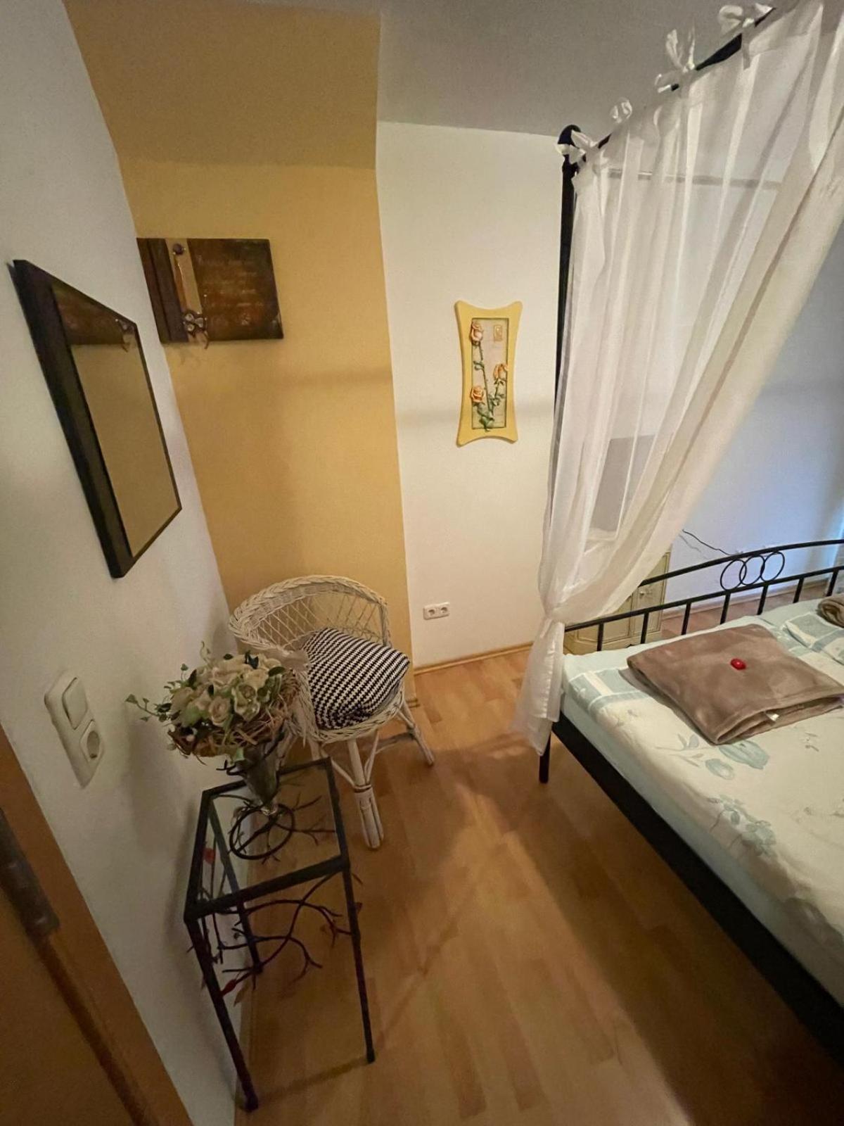 Schoene Ferienwohnung In Bahnhofsnaehe Fuer Urlaub, Studium Oder Arbeit Deggendorf Esterno foto