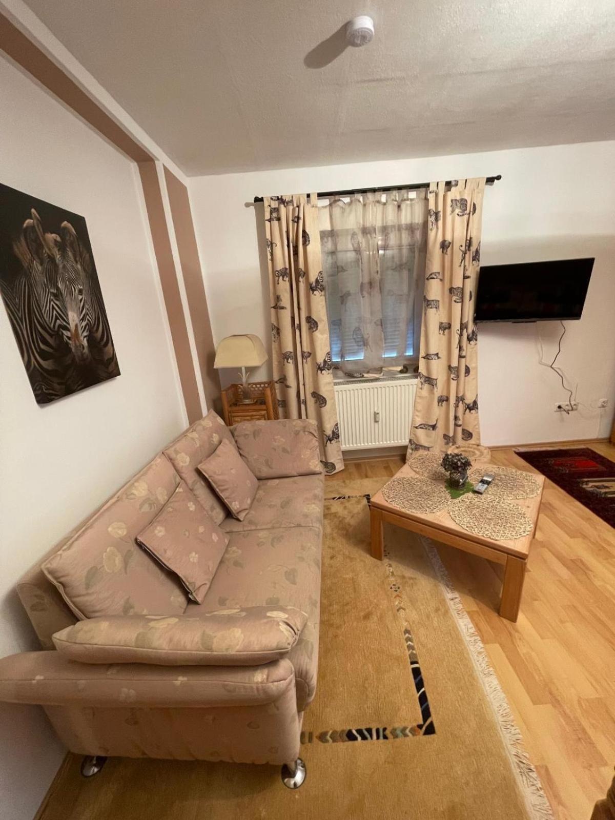 Schoene Ferienwohnung In Bahnhofsnaehe Fuer Urlaub, Studium Oder Arbeit Deggendorf Esterno foto