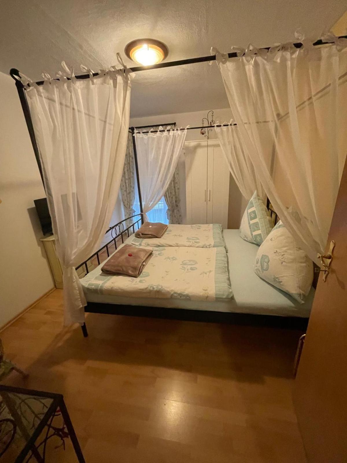 Schoene Ferienwohnung In Bahnhofsnaehe Fuer Urlaub, Studium Oder Arbeit Deggendorf Esterno foto