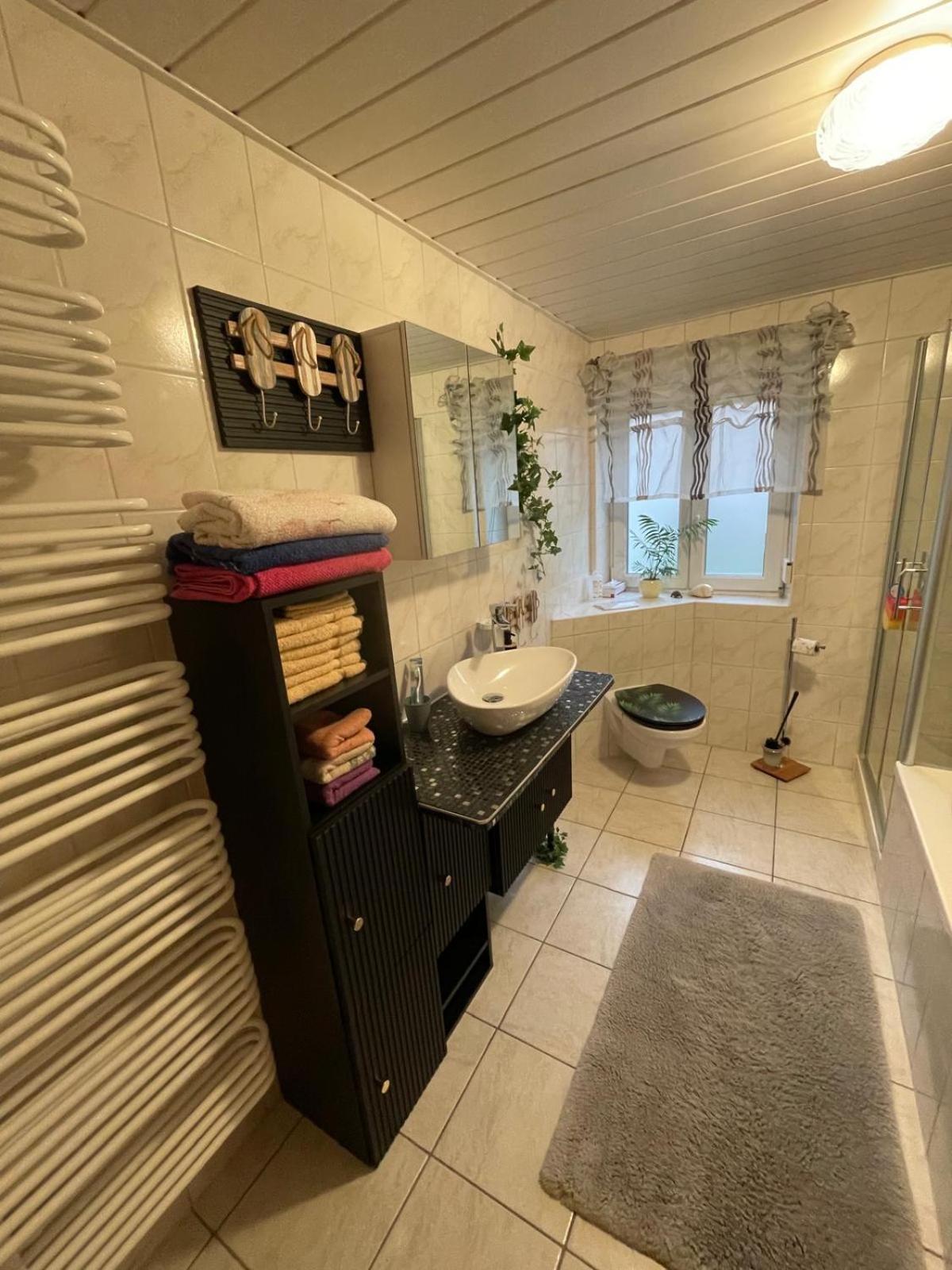 Schoene Ferienwohnung In Bahnhofsnaehe Fuer Urlaub, Studium Oder Arbeit Deggendorf Esterno foto