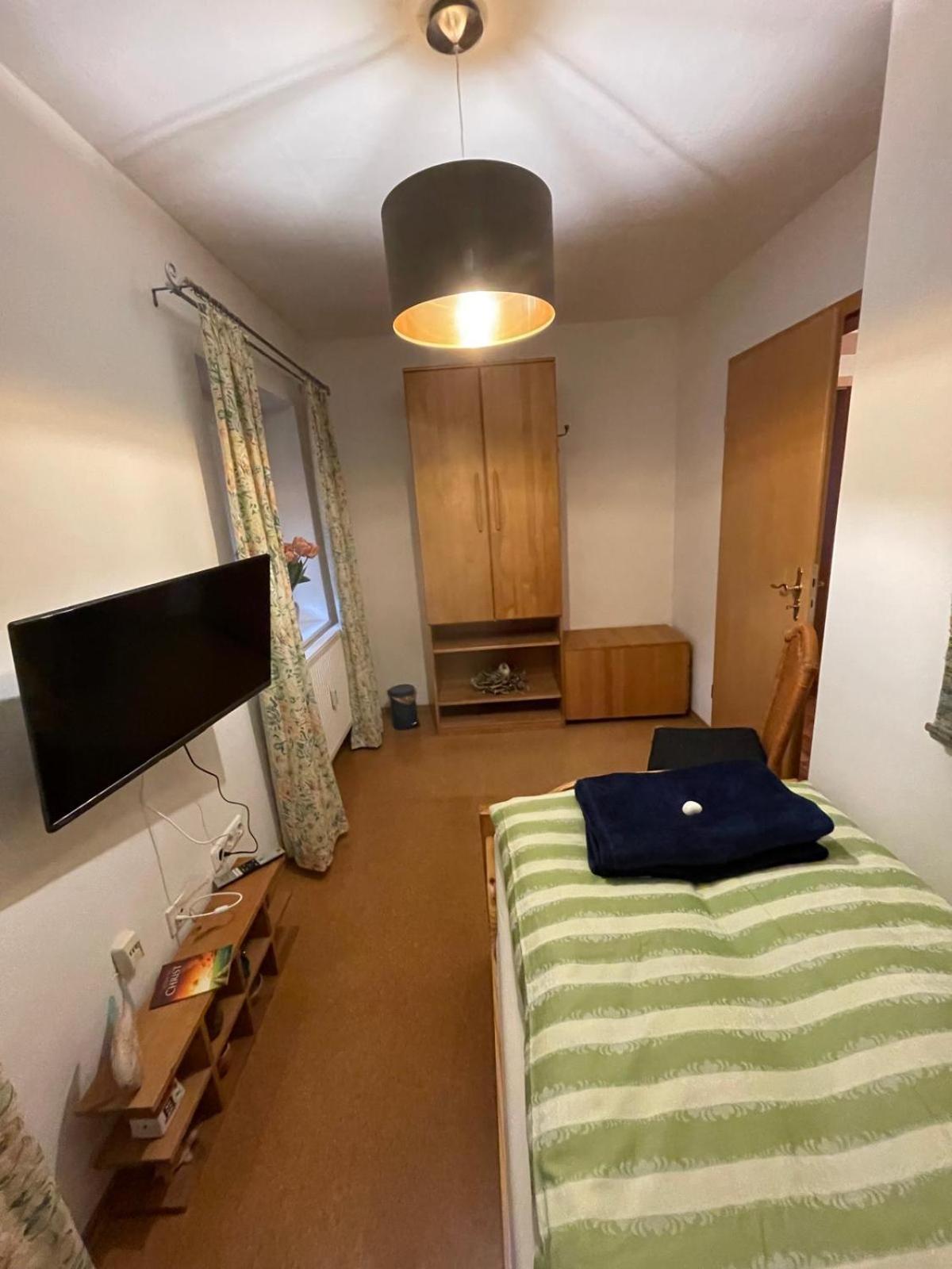 Schoene Ferienwohnung In Bahnhofsnaehe Fuer Urlaub, Studium Oder Arbeit Deggendorf Esterno foto